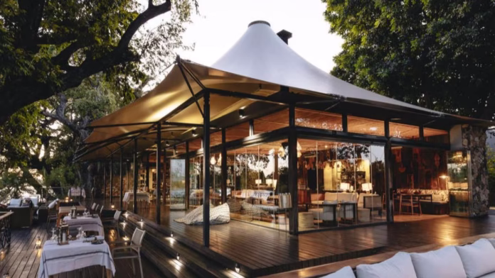 The Thorntree River Lodge main area and viewing deck